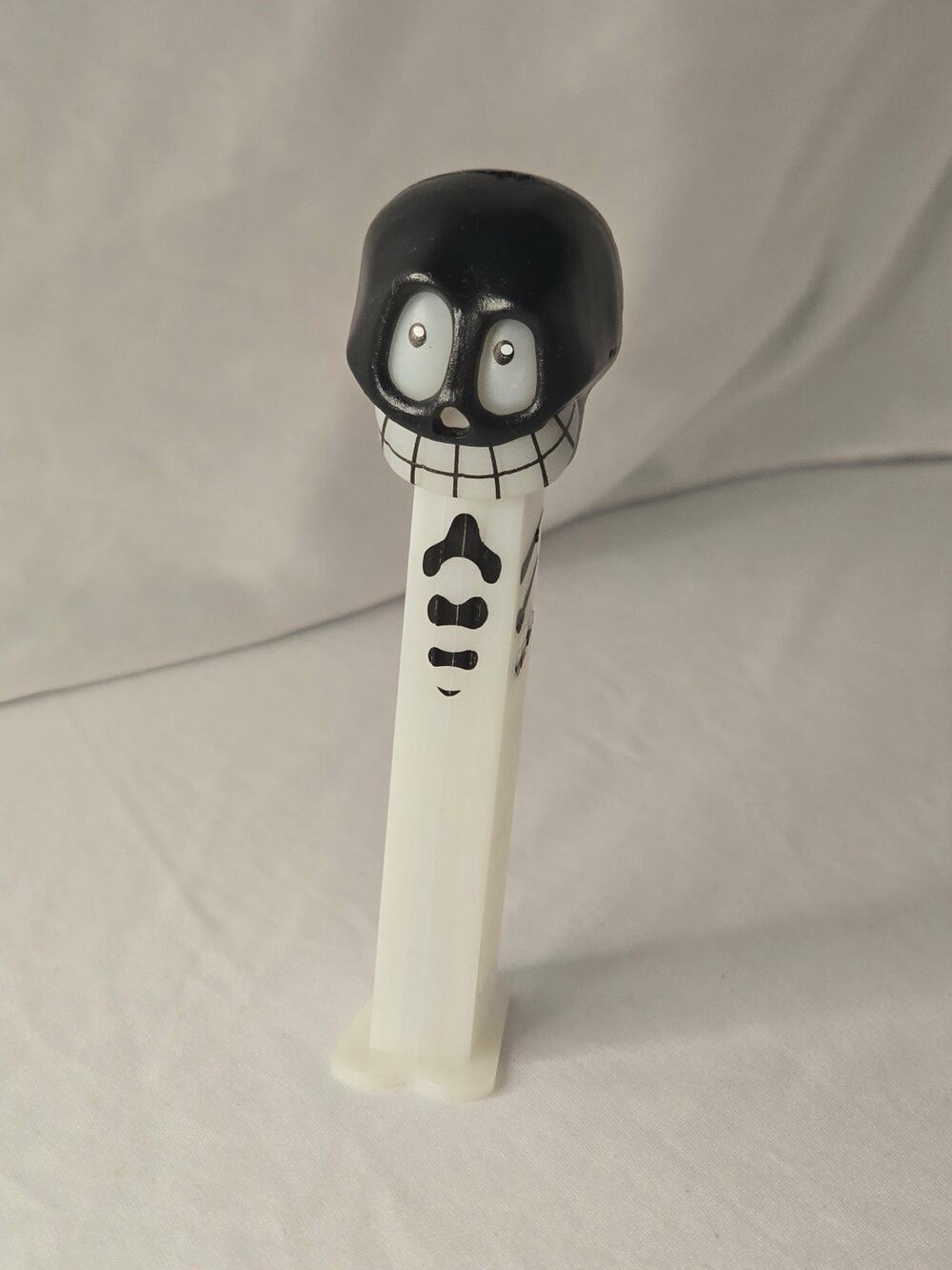PEZ Black & White Skeleton Glow-in-the-dark Dispensar - 2003